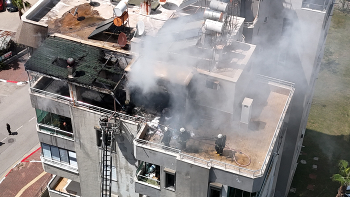 Binanın teras katında çıkan yangında yaşlı bina sakinleri, kapıları çalan kuryelerin yardımıyla tahliye edildi